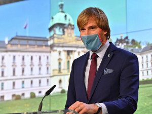 Roušky budou od zítřka povinné ve všech vnitřních prostorách v celé republice