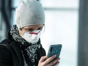 Roušky se budou muset nosit i ve firmách. Při dodržení rozestupů budou platit výjimky