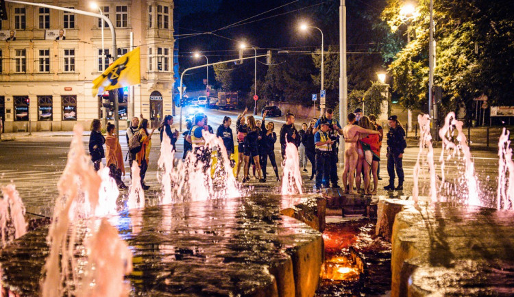 FOTO: Aktivisté obarvili vodu ve fontáně v Praze na červeno. Chtějí zákaz živočišných produktů