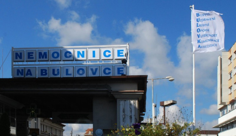 Nemocnice Na Bulovce čelí náporu zájemců o testování na koronavirus. Testují se pouze lidé přihlášení on-line