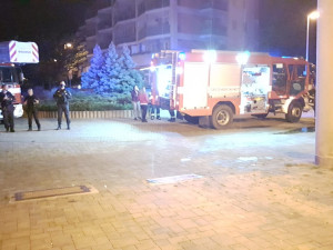 FOTO: Při požáru sklepa v Praze bylo evakuováno osmnáct osob včetně dětí