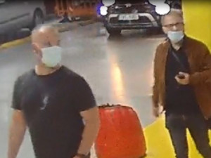 VIDEO: Kriminalisté pátrají po mužích, kteří se vloupali do auta a ukradli téměř devadesát tisíc