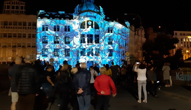 Festival světla přilákal do centra Karlových Varů tisíce lidí
