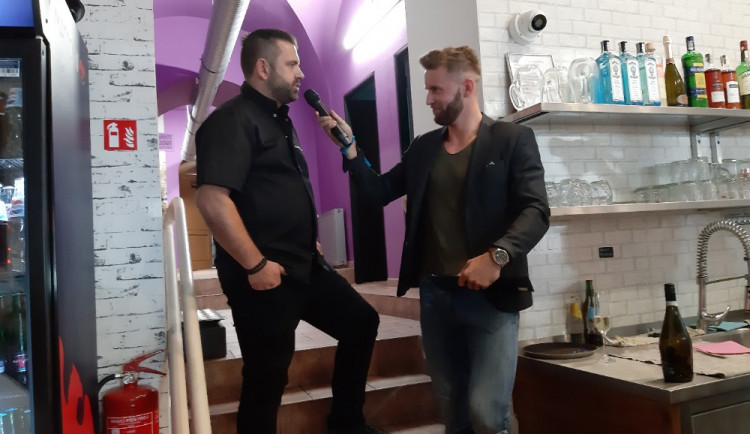 Michelinský kuchař Radek Kašpárek sestavil tři skvělé bagely pro chebskou restauraci Bagel Lounge