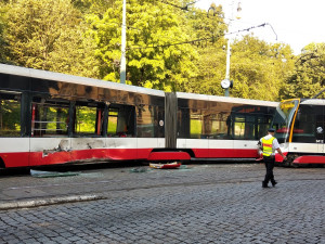 Na pražském Újezdě dnes došlo k nehodě dvou tramvají. Linky musely být odkloněny