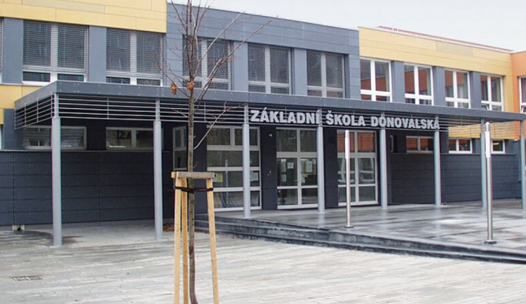 Ředitel pražské základní školy má covid. Celá škola je na týden uzavřená