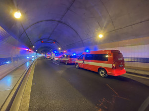 FOTO: V Bubenském tunelu hořelo odpoledne auto. Hasiči požár rychle lokalizovali