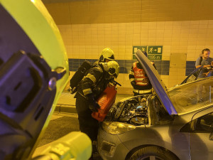 FOTO: V Bubenském tunelu hořelo odpoledne auto. Hasiči požár rychle lokalizovali