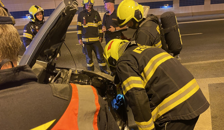 FOTO: V Bubenském tunelu hořelo odpoledne auto. Hasiči požár rychle lokalizovali