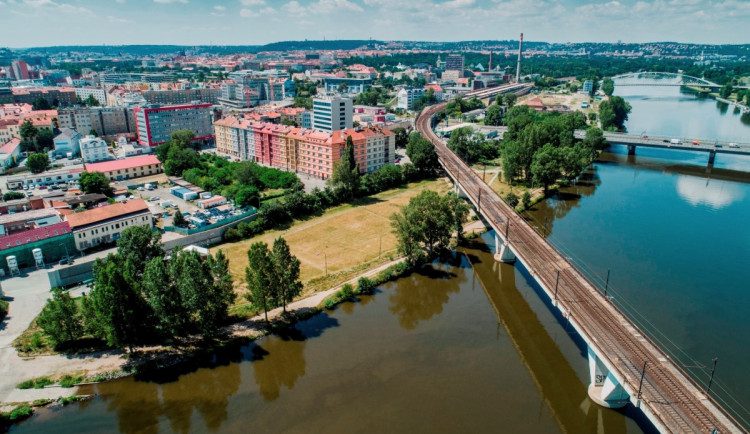 U Vltavy vznikne nový park. Praha 7 vyhlásila soutěž na jeho podobu