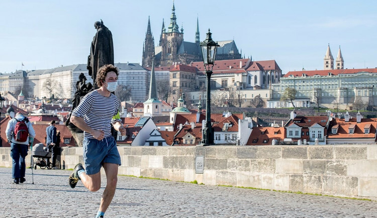 V úterý v Praze přibylo rekordních 372 případů koronaviru. Mezi rizikové regiony ji zařadilo vedle Německa i Nizozemsko