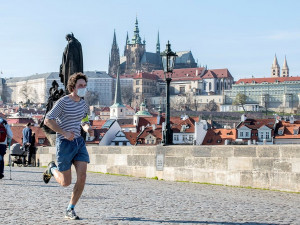 V úterý v Praze přibylo rekordních 372 případů koronaviru. Mezi rizikové regiony ji zařadilo vedle Německa i Nizozemsko