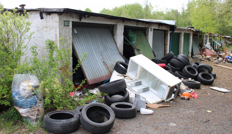 Spekulanti stále váhají s prodejem garáží městu, radnice ale vzkazuje, že víc peněz nedá