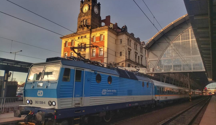 Kvůli koronaviru opět ubývají cestující. Ve vlacích jich teď jezdí 75 procent