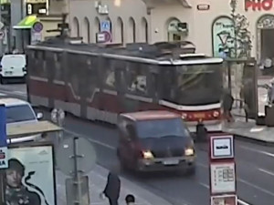 VIDEO: Honička v centru Prahy. Opilý mladík bez řidičáku ujížděl v dodávce strážníkům