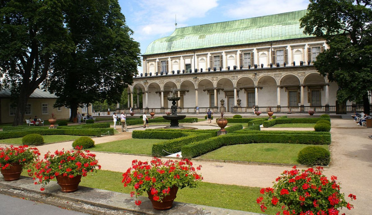 1200px-Pražský_hrad,_Letohrádek_královny_Anny_02