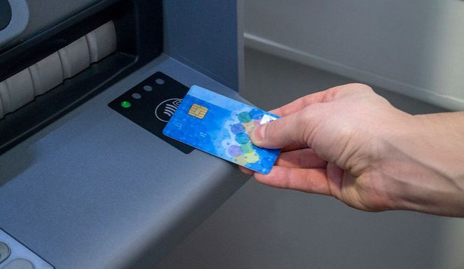 Babičce sebral bankovní karty a vybral z nich 170 tisíc korun