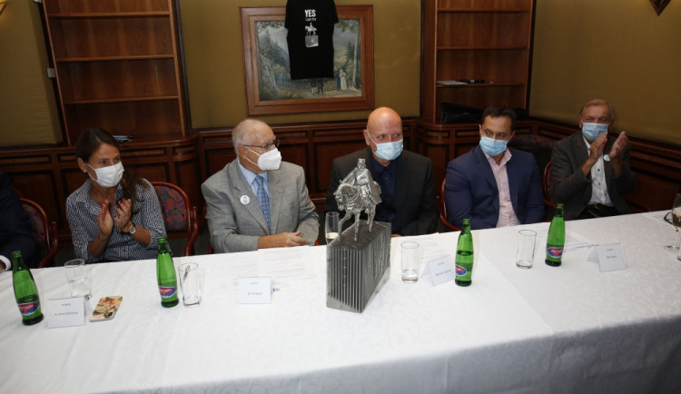 Jezdecká socha Karla IV. se začne vyrábět ještě před dokončením sbírky