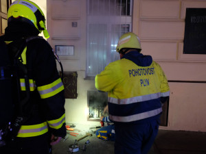 FOTO: V domě v Praze dnes hořelo. Hasiči kvůli masivnímu úniku plynu evakuovali obyvatele