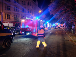 FOTO: V domě v Praze dnes hořelo. Hasiči kvůli masivnímu úniku plynu evakuovali obyvatele