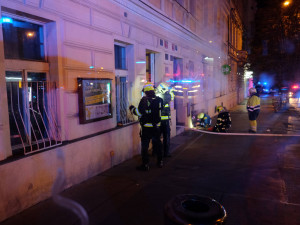 FOTO: V domě v Praze dnes hořelo. Hasiči kvůli masivnímu úniku plynu evakuovali obyvatele