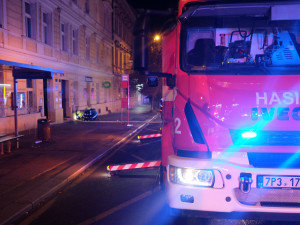 FOTO: V domě v Praze dnes hořelo. Hasiči kvůli masivnímu úniku plynu evakuovali obyvatele