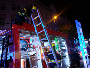 FOTO: V domě v Praze dnes hořelo. Hasiči kvůli masivnímu úniku plynu evakuovali obyvatele