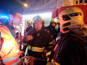 FOTO: V domě v Praze dnes hořelo. Hasiči kvůli masivnímu úniku plynu evakuovali obyvatele