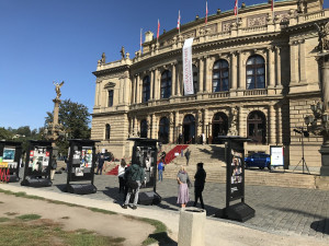 FOTO, VIDEO: V pražském Rudolfinu dnes probíhá loučení s Jiřím Menzelem