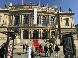 FOTO, VIDEO: V pražském Rudolfinu dnes probíhá loučení s Jiřím Menzelem