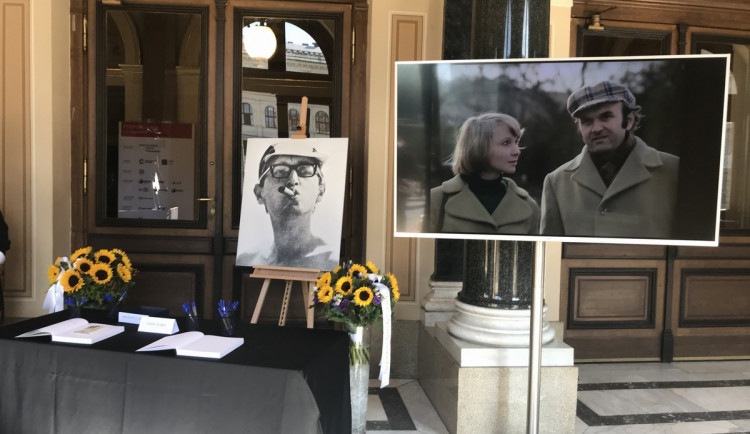 FOTO, VIDEO: V pražském Rudolfinu dnes probíhá loučení s Jiřím Menzelem