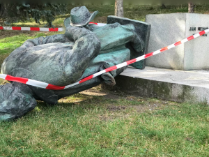 V Petřínských sadech spadla socha Jana Nerudy. Kdo za pád může?