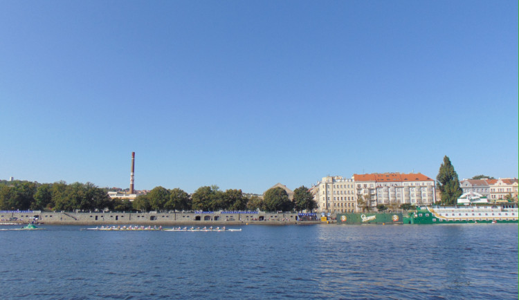 V Praze probíhají tradiční Primátorky. Sport táhne lidi na náplavku