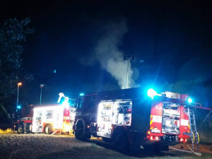 FOTO: Pražští hasiči dnes v noci zasahovali u požáru chaty. Příčina požáru není známá
