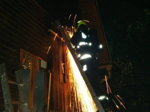 FOTO: Pražští hasiči dnes v noci zasahovali u požáru chaty. Příčina požáru není známá