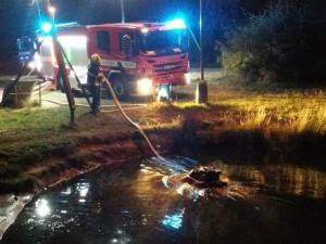 FOTO: Pražští hasiči dnes v noci zasahovali u požáru chaty. Příčina požáru není známá