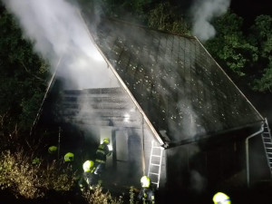 FOTO: Pražští hasiči dnes v noci zasahovali u požáru chaty. Příčina požáru není známá
