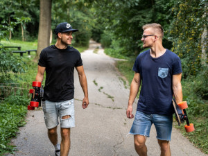 Dva roštáci na longboardech vyráží napříč vlastí. Podpoří tak malého Milánka