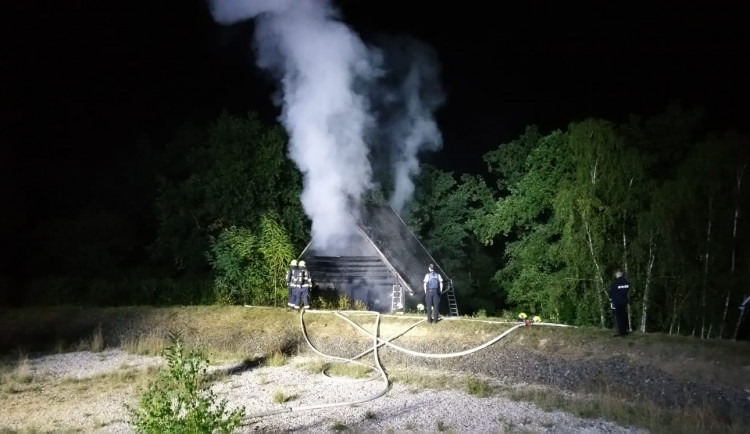 FOTO: Pražští hasiči dnes v noci zasahovali u požáru chaty. Příčina požáru není známá