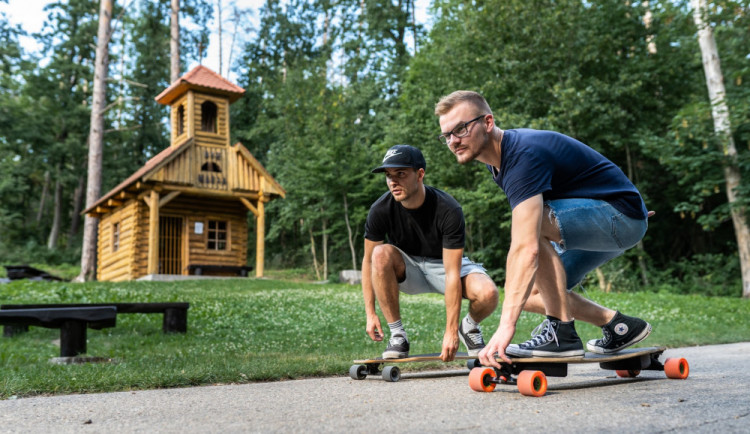 Dva roštáci na longboardech vyráží napříč vlastí. Podpoří tak malého Milánka