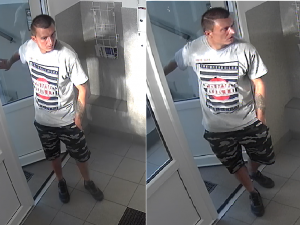 FOTO, VIDEO: Policisté pátrají po muži, který se v Praze 9 vloupal do přízemního bytu