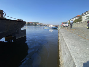 FOTO: Hasiči zasahují u skvrny neznámé látky, která se objevila na Vltavě
