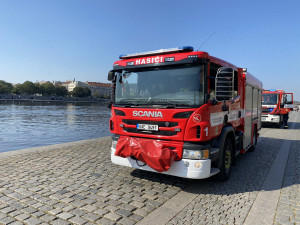 FOTO: Hasiči zasahují u skvrny neznámé látky, která se objevila na Vltavě