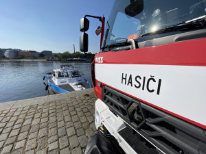 FOTO: Hasiči zasahují u skvrny neznámé látky, která se objevila na Vltavě