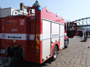 AKTUÁLNĚ: Hasiči zasahují u skvrny neznámé látky, která se objevila na Vltavě