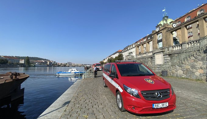 FOTO: Hasiči zasahují u skvrny neznámé látky, která se objevila na Vltavě
