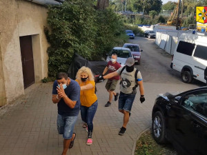 VIDEO: Pražští policisté zadrželi gang, který okrádal seniory i invalidy