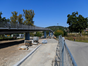 FOTO: Na Trojské lávce včera začaly zatěžovací zkoušky. Pro veřejnost se otevře v říjnu