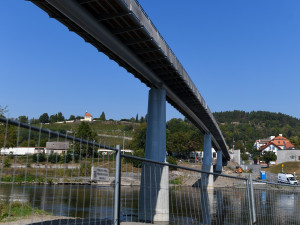 FOTO: Na Trojské lávce včera začaly zatěžovací zkoušky. Pro veřejnost se otevře v říjnu
