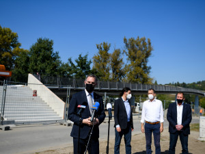 FOTO: Na Trojské lávce včera začaly zatěžovací zkoušky. Pro veřejnost se otevře v říjnu